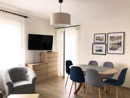 Televízia a/alebo spoločenská miestnosť v ubytovaní Apartament 65m2 z balkonem blisko jeziora