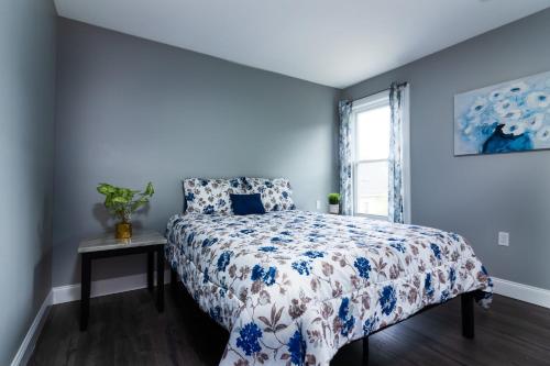 Tempat tidur dalam kamar di Quaint 1 Bedroom Apartment Sleeps 2-3, Near Niagara Falls