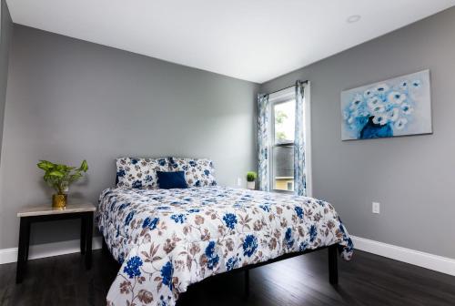 a bedroom with a bed and a window at Quaint 1 Bedroom Apartment Sleeps 2-3, Near Niagara Falls in Niagara Falls