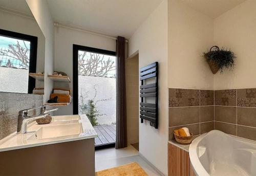 Koupelna v ubytování Villa d'architecte Cocoon 200m à pied de la plage