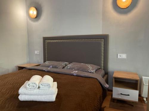 um quarto com uma cama com toalhas em Private em Shchūchīnsk