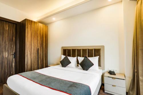 - une chambre avec un grand lit blanc dans l'établissement Townhouse MA-32, à Gurgaon