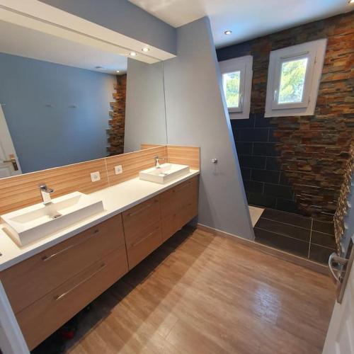 a bathroom with two sinks and a large mirror at Joli haut de villa 3 chambres climatisé avec jacuzzi in Marignane