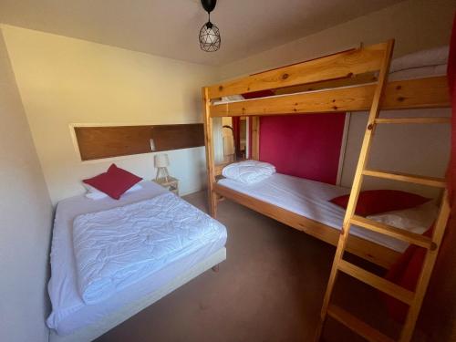une chambre avec deux lits superposés et une échelle dans l'établissement Les Longes, à Le Mont-Dore