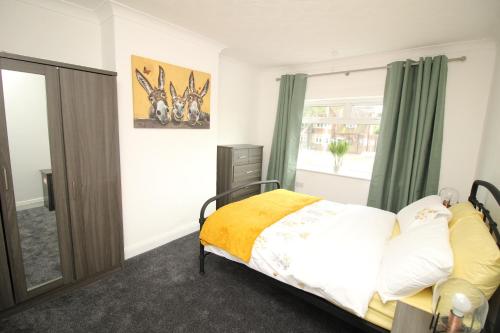 a bedroom with a bed and a window at Exceptional 3 Bed, Great Location in Ashby Ideal for Travellers, Short Holiday Stays And Contractors in Brumby