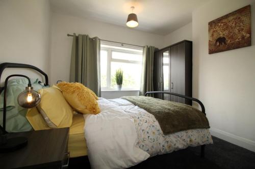 1 dormitorio con cama y ventana en Exceptional 3 Bed, Great Location in Ashby Ideal for Travellers, Short Holiday Stays And Contractors en Brumby