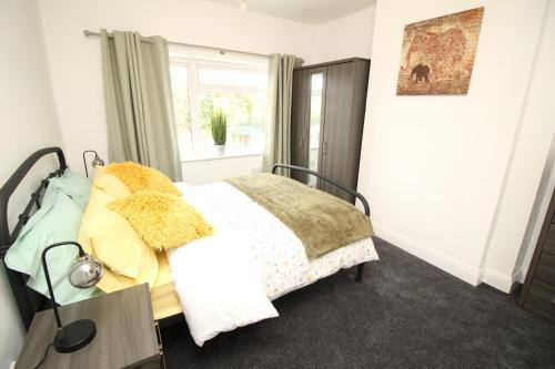 a bedroom with a bed and a window at Exceptional 3 Bed, Great Location in Ashby Ideal for Travellers, Short Holiday Stays And Contractors in Brumby