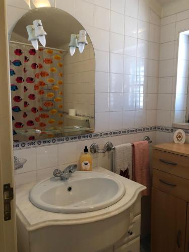 a bathroom with a sink and a mirror at Casa da Avó Bi in Vila Nova da Barquinha