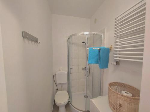 een badkamer met een douche, een toilet en een wastafel bij Kawalerka w centrum Sopotu in Sopot