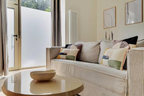 - un salon avec un canapé et une table basse dans l'établissement Luxury apartment 5P1BR - Square des Batignolles, à Paris