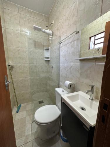 a bathroom with a toilet and a sink and a shower at Flats Paraíso Dos Ipês in Alto Paraíso de Goiás