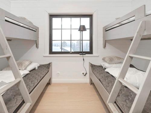 um quarto com 2 beliches e uma janela em Holiday home Sälen em Stöten