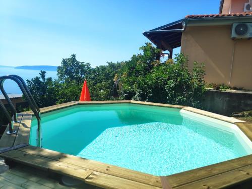 une petite piscine dans un jardin dans l'établissement Apartment Alba, à Medveja