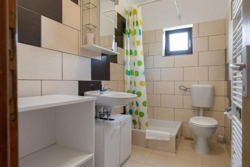 y baño con lavabo y aseo. en Apartments Patar, en Grabovac