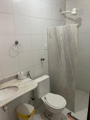 Bilik mandi di Flatmarazul Lindos Apartamentos Privativo com cozinha