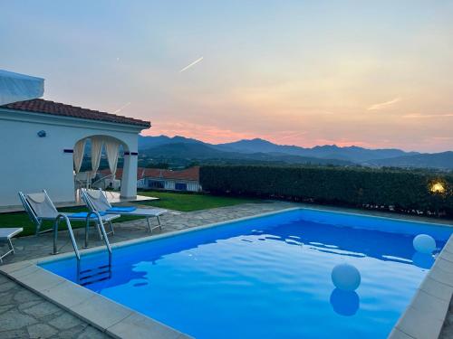 VILLA FRANCESCAの敷地内または近くにあるプール