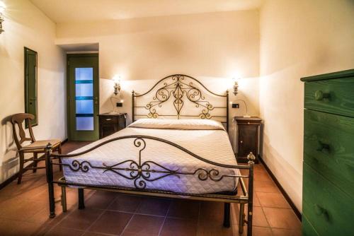 - une chambre avec un lit et une commode verte dans l'établissement Residenza al Lago, à San Maurizio dʼOpaglio