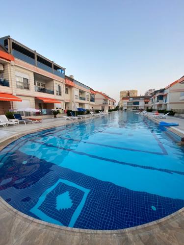 an empty swimming pool in an apartment building at Lara Kundu Oteller Bölgesi in Aksu