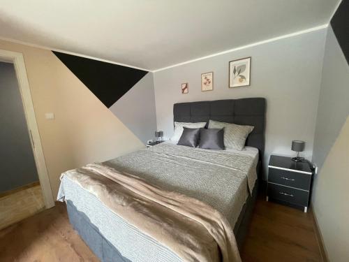a bedroom with a large bed in a room at Duplex Oasis Ada in Ada