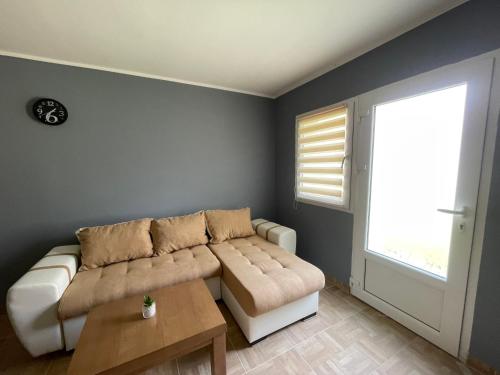 a living room with a couch and a table at Duplex Oasis Ada in Ada