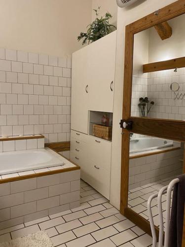 La salle de bains est pourvue d'un lavabo, d'une table et de chaises. dans l'établissement Charmigt byhus med takterass, à Thèzan-lès-Béziers