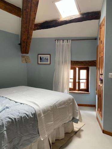 une chambre avec un lit blanc et une fenêtre dans l'établissement Charmigt byhus med takterass, à Thèzan-lès-Béziers