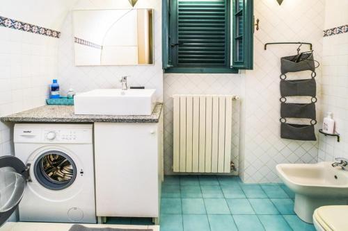 La salle de bains est pourvue d'un lave-linge et d'un lavabo. dans l'établissement Residenza al Lago, à San Maurizio dʼOpaglio