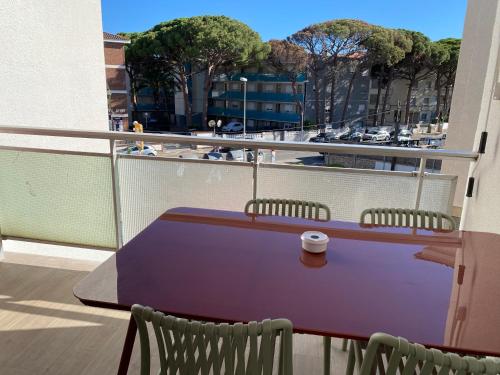 a purple table and chairs on a balcony at Tranquilidad y confort, Apartamento reformado en Cambrils in Cambrils