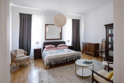 - une chambre avec un lit doté d'oreillers roses et d'un miroir dans l'établissement MAX Plus - Private parking, à Pula