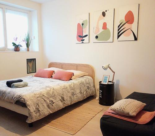 - une chambre avec un lit et une lampe dans l'établissement Appartement 35m2 proche musée Soulages, à Rodez
