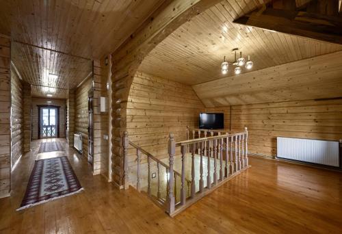 duży pokój ze schodami w drewnianym domu w obiekcie Гостинний двір КАРПАТІЯ, Верховина w mieście Wierchowina
