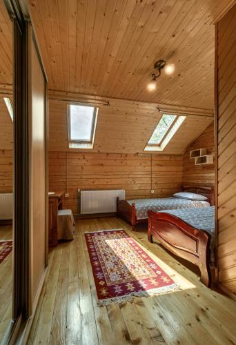 Letto o letti in una camera di Гостинний двір КАРПАТІЯ, Верховина