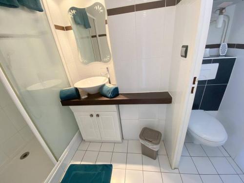 une petite salle de bain avec un lavabo et des toilettes dans l'établissement Appart 451, Port Soleil au village naturiste, au Cap d'Agde