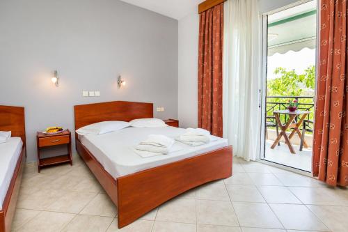 een hotelkamer met een bed en een balkon bij Studios Maria in Potos