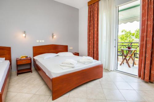 a hotel room with a bed and a balcony at Studios Maria in Potos