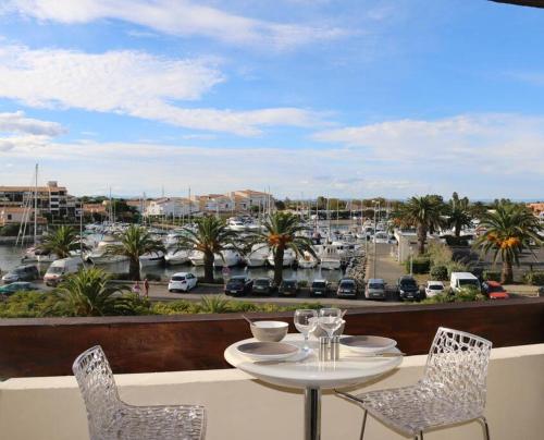 Il dispose d'un balcon avec une table et des chaises. dans l'établissement Studio 870, Port Nature 8 au village naturiste, au Cap d'Agde