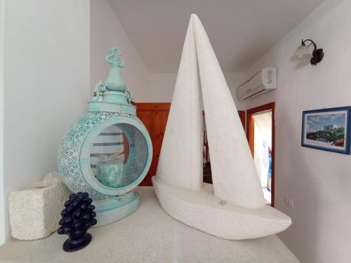 a mirror and two sail boats on a counter at Favignana Vacanze in Favignana