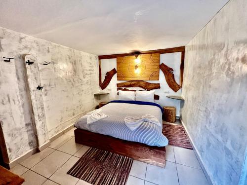 a bedroom with a bed in the corner of a room at Dar l'eau Vive in Bine el Ouidane