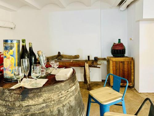 Zimmer mit einem Tisch, Stühlen und Weinflaschen in der Unterkunft Can Bagudanch Costabravasi in Santa Cristina d'Aro