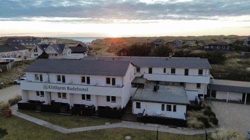 Východ nebo západ slunce při pohledu z hotelu nebo okolí