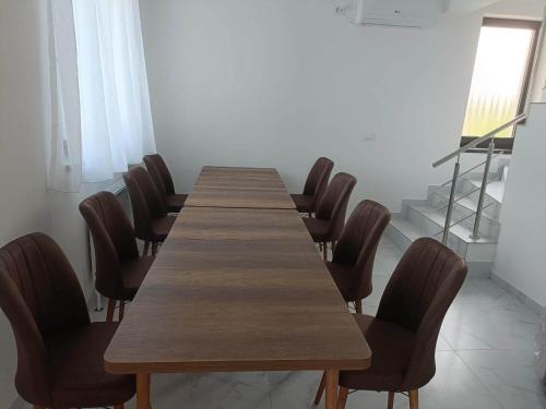 einen Konferenzraum mit einem Holztisch und Stühlen in der Unterkunft Casa Venus in Sînmartin