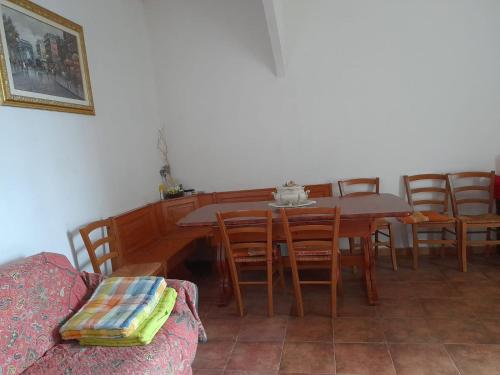 una sala da pranzo con tavolo e sedie di Casa Vacanza Giacu ad Arzana