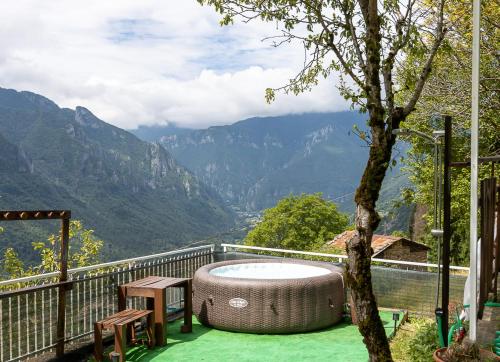 d'un bain à remous sur un balcon avec vue sur les montagnes. dans l'établissement B&b I Pellegrini della Casèla, à Bordogna