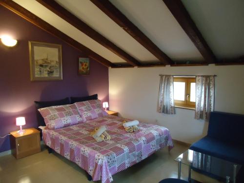 een slaapkamer met een bed met een roze sprei bij Studio Apartment Nera in Rovinj