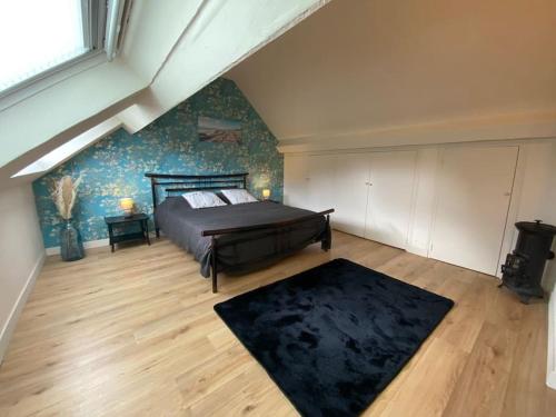 1 dormitorio con cama y alfombra negra en Maison de Charme 4 chambres, en Les Moutiers-en-Cinglais
