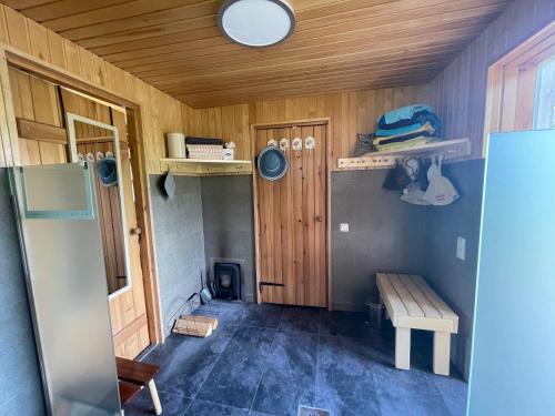 Kleines Zimmer mit einer Bank und einem Kühlschrank in der Unterkunft Arukalda Puhketalu 