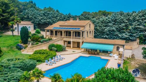 Πισίνα στο ή κοντά στο Superbe Villa avec Piscine et vue sur le Village