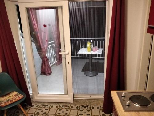 een deur naar een balkon met een tafel bij Apartments LukaS in Tisno
