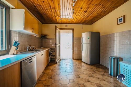 Η κουζίνα ή μικρή κουζίνα στο Superbe Villa avec Piscine et vue sur le Village