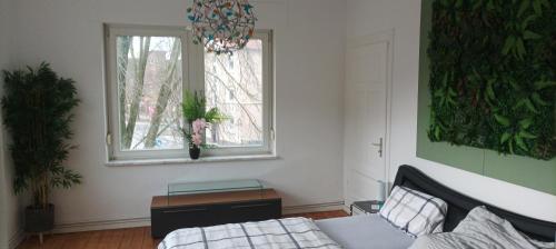 ein Wohnzimmer mit einem Sofa und einem Fenster in der Unterkunft Prestige Citycenter Appartment mit Terrasse in Detmold